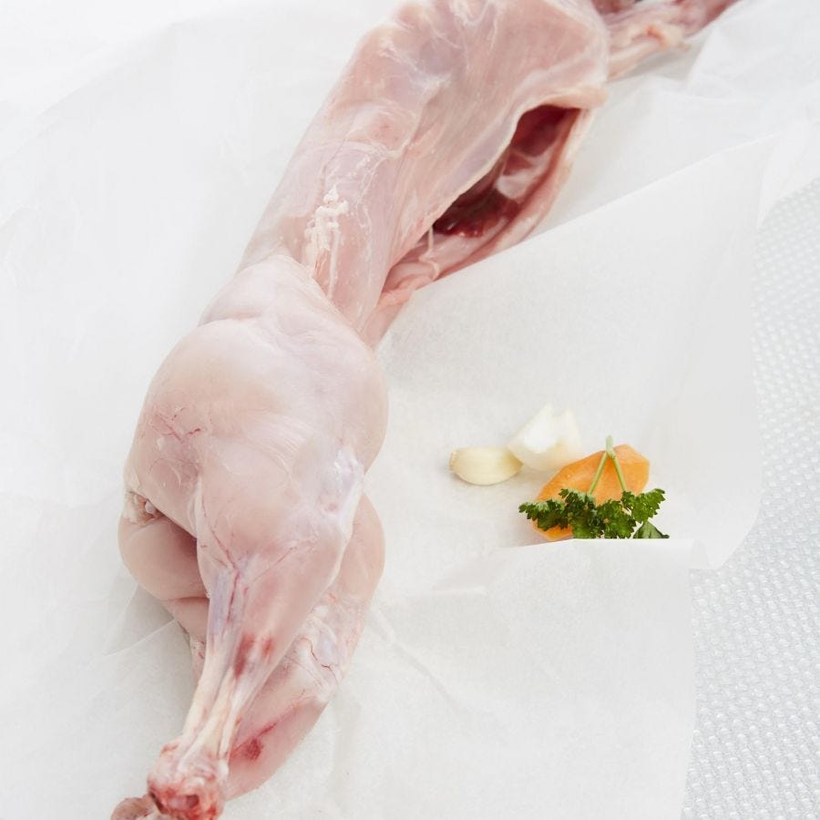 Lapin noir entier avec tête avec abats BBC