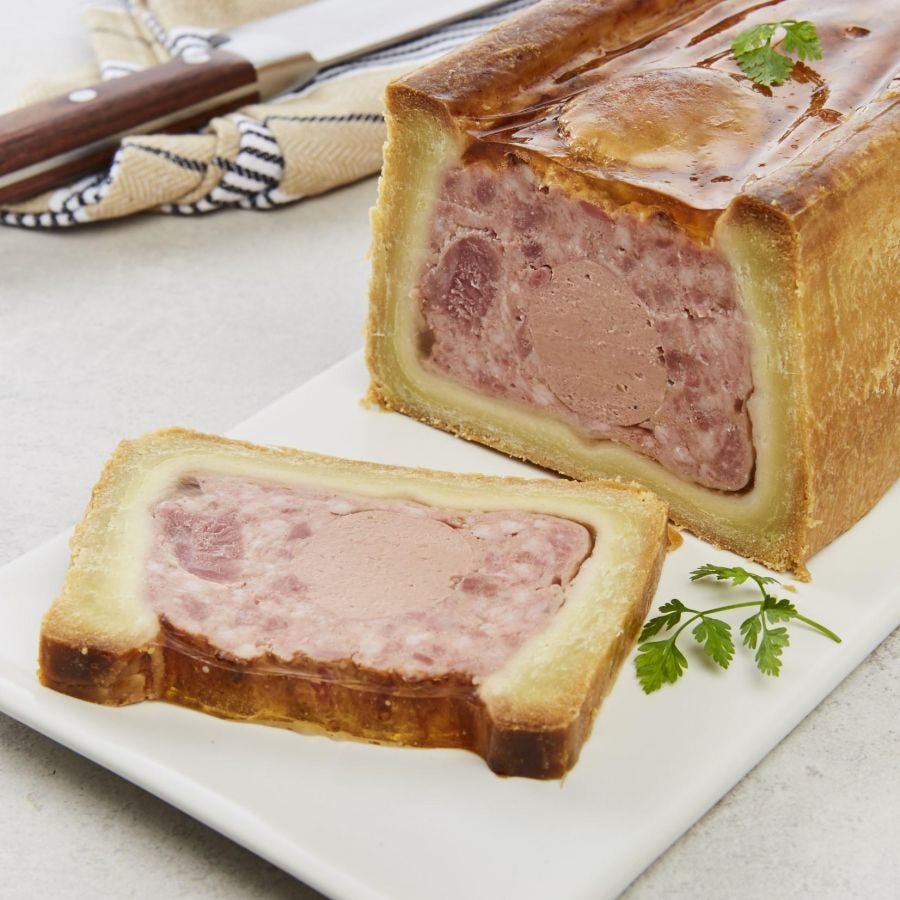 Demi pâté en croûte avec médaillon de mousse de canard