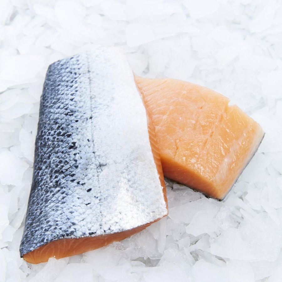 Portion de saumon avec peau