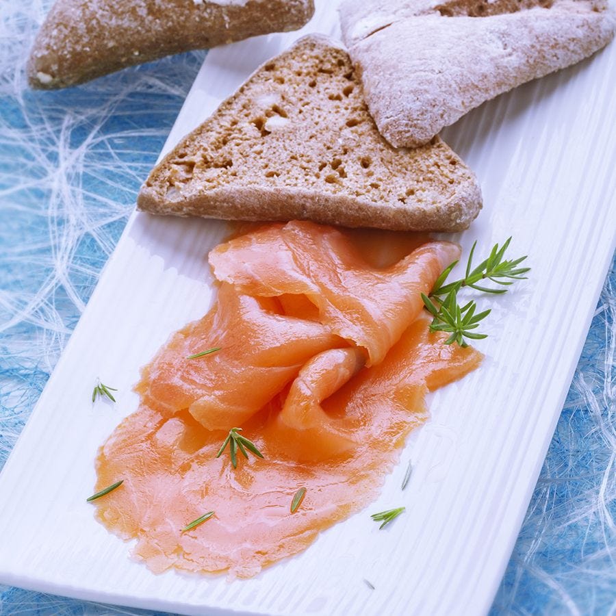 Saumon Atlantique fumé salé au sel sec tranché 