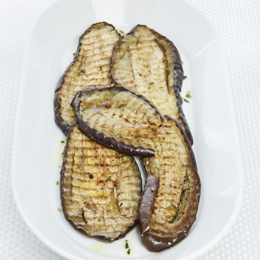 Aubergine grillée tranchée marinée à l'huile