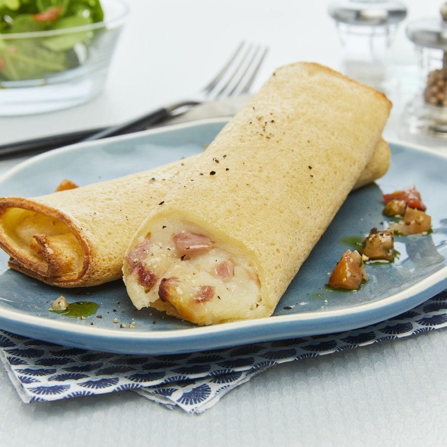 Crêpe jambon emmental lardon fumé roulée