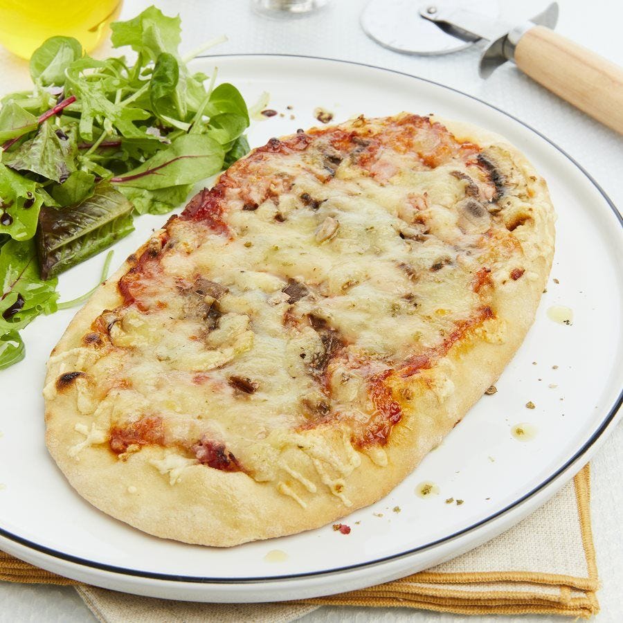 Pizza royale individuelle cuite au feu de bois