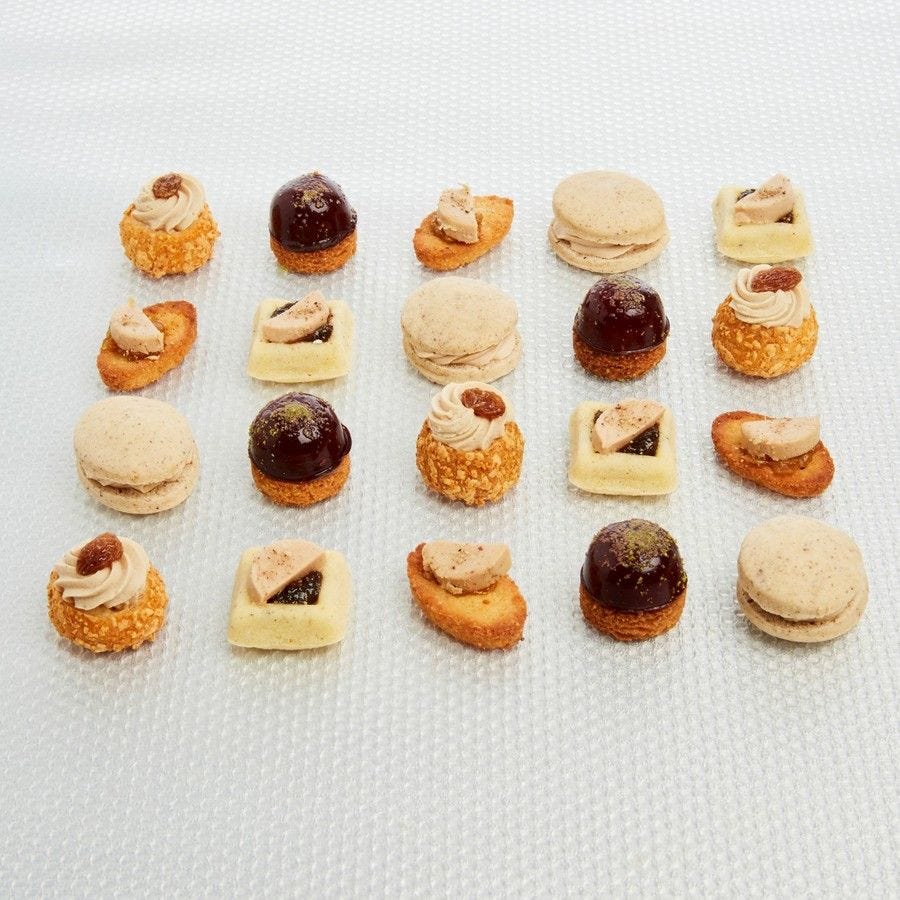Assortiment de 35 canapés au foie gras