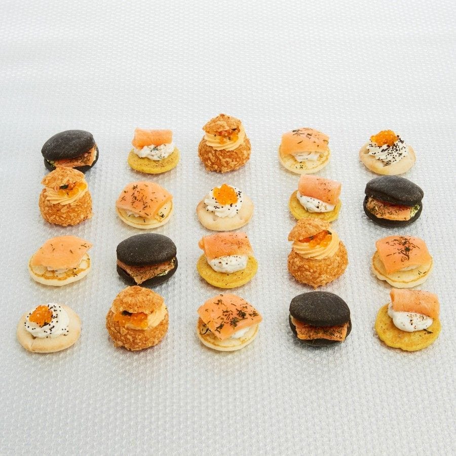 Assortiment de 35 canapés à la truite