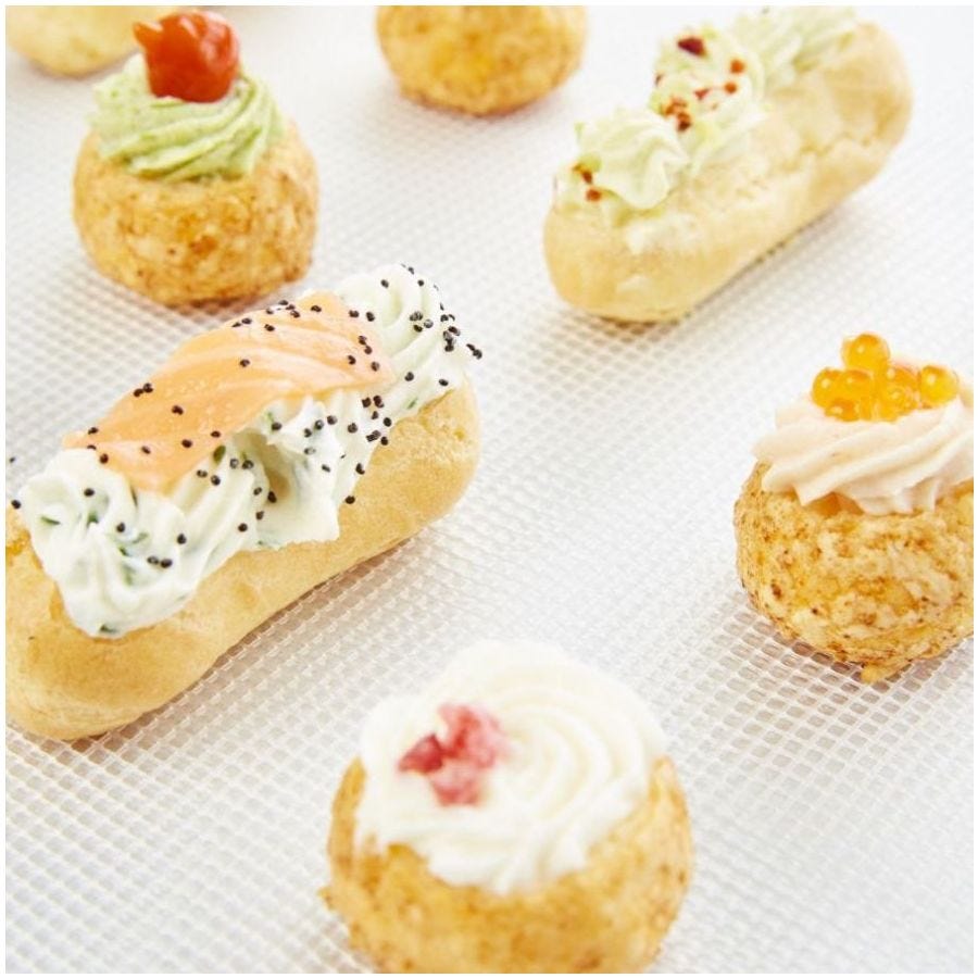 Assortiment de 27 mini choux et carolines