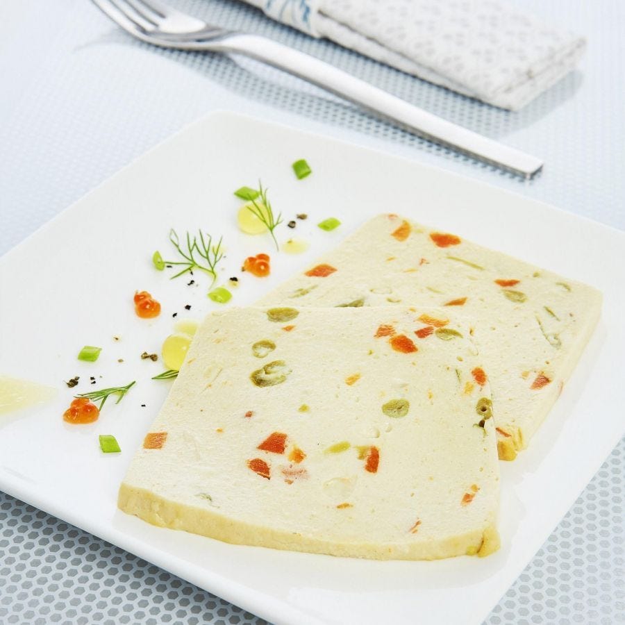 Terrine de poisson aux petits légumes tranchée