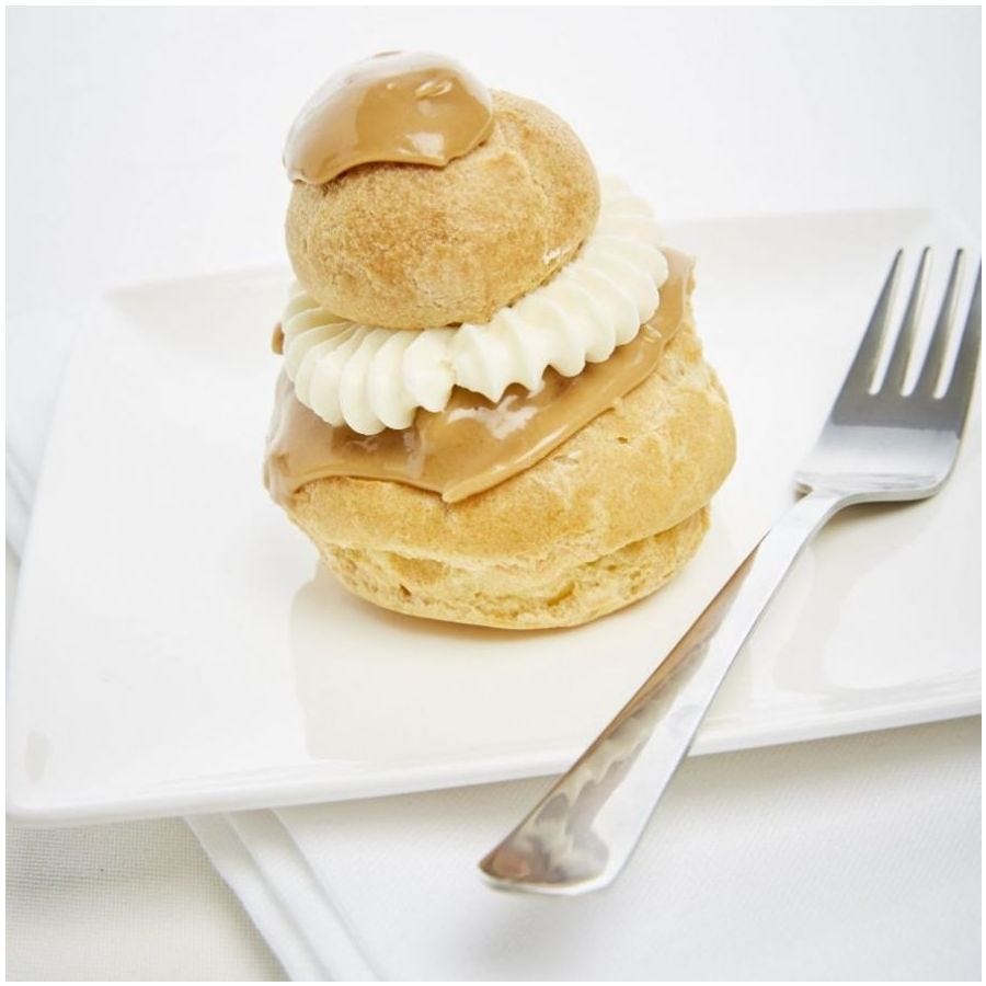 Religieuse au café