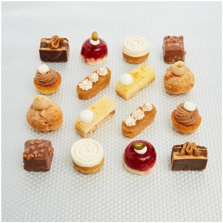 Assortiment de 48 petits fours sucrés Haute Couture