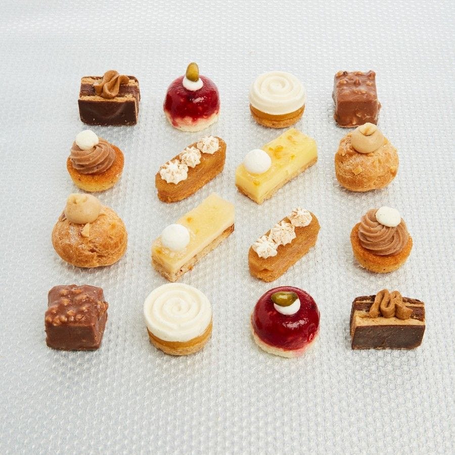 Assortiment de 48 petits fours sucrés Haute Couture