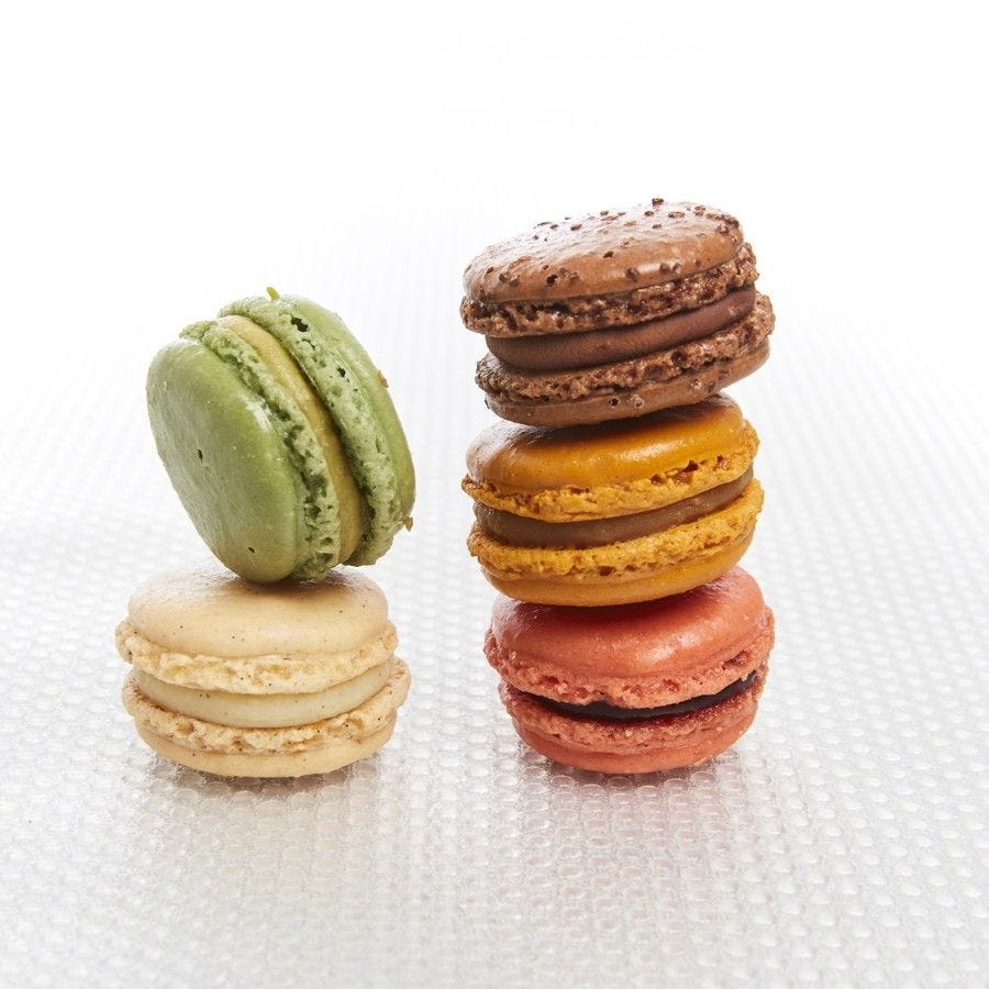 Assortiment 35 macarons classiques artisanaux