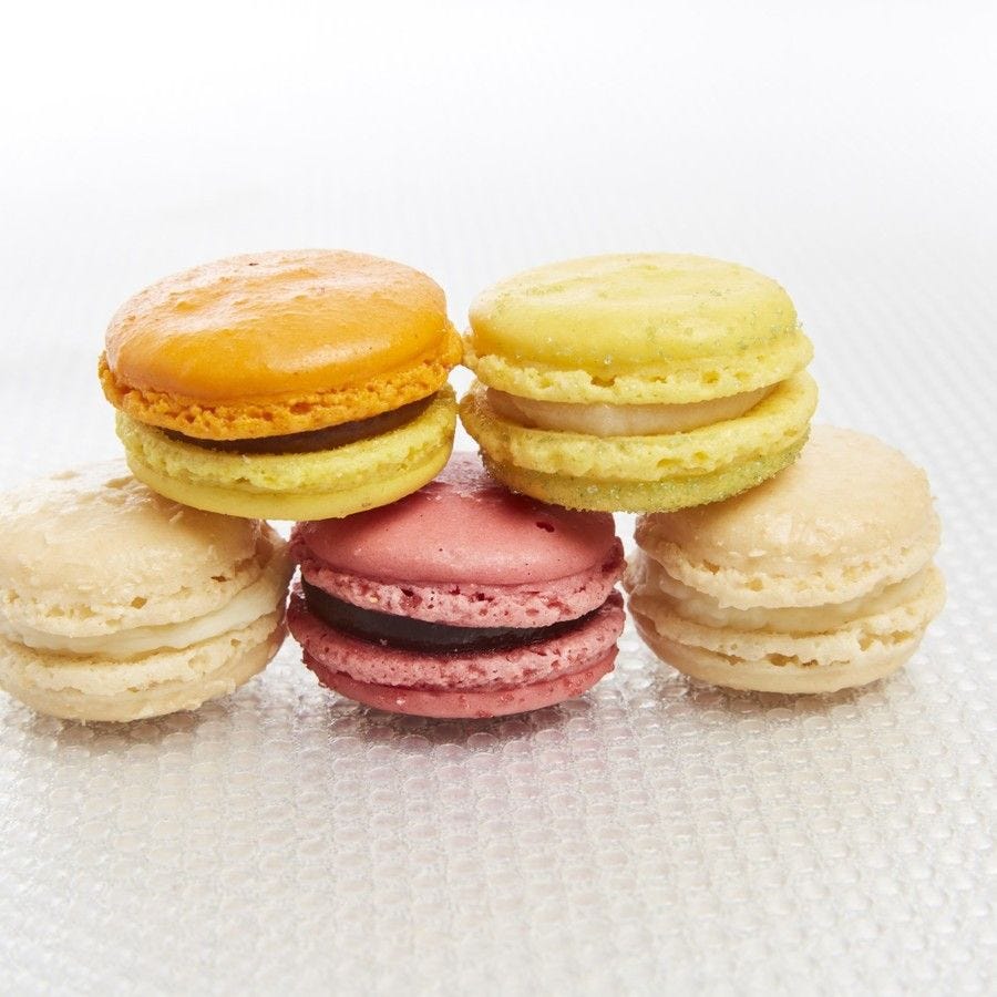 Assortiment de 35 macarons fruitiers artisanaux