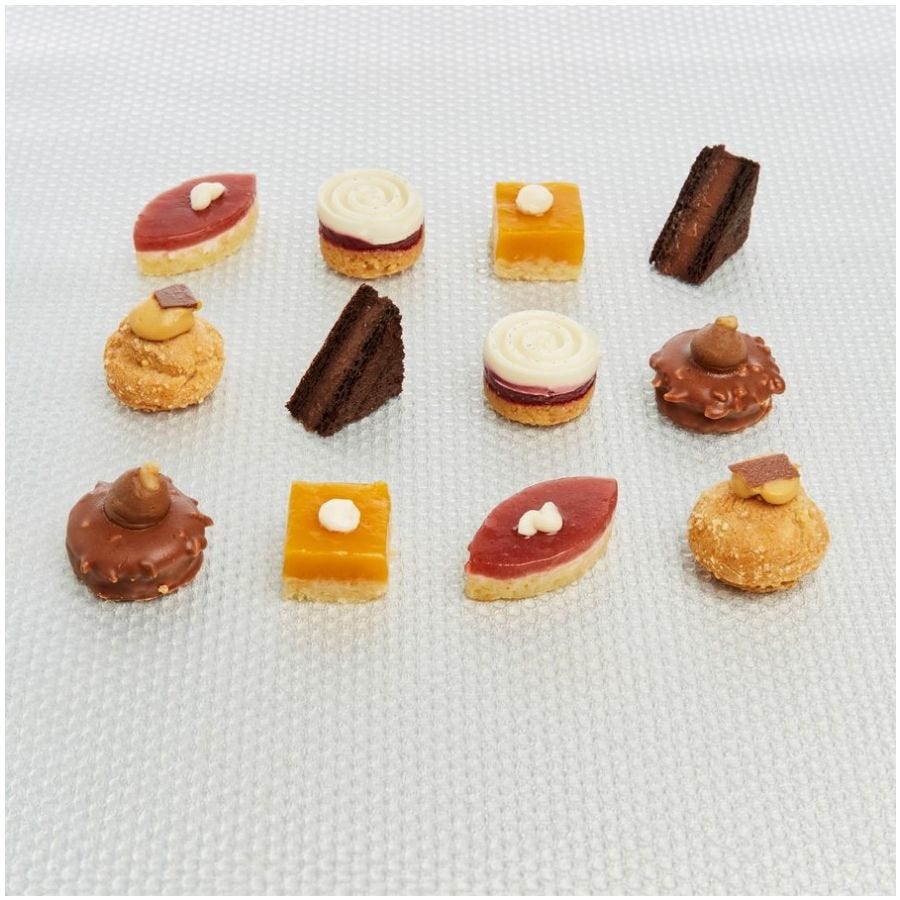 Assortiment de petits fours sucrés Art Déco