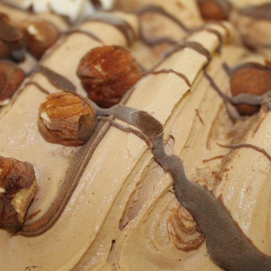 Glace choco-noisette façonnée artisanale