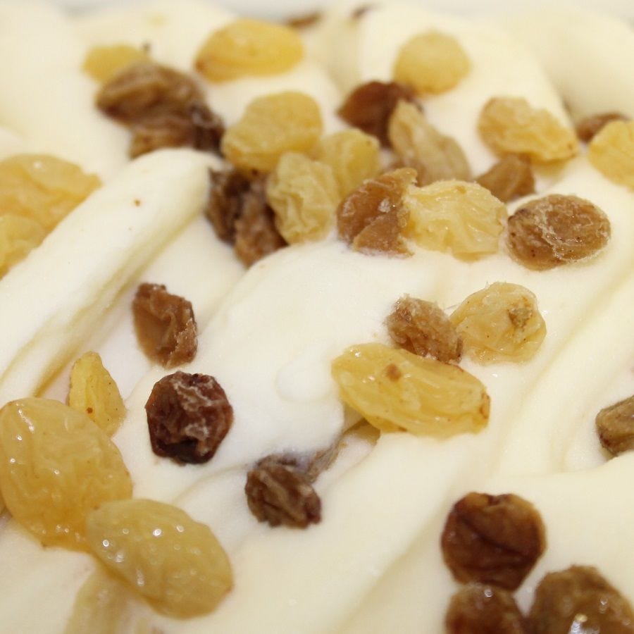 Glace rhum-raisin façonnée artisanale